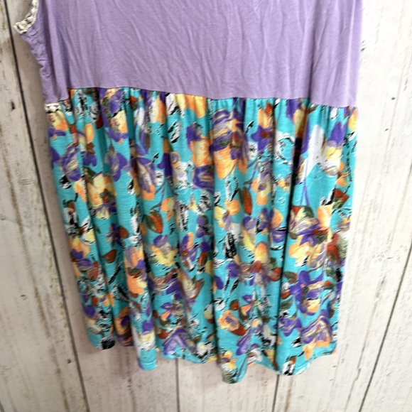 Celeste Floral Pattern Tank Top - Picture 8 of 9